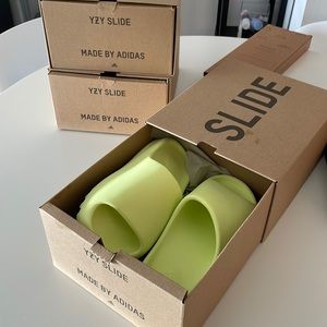 Yeezy slides - Never Worn, size 6 / EU 39